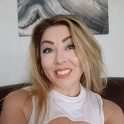 A headshot photo of Devon